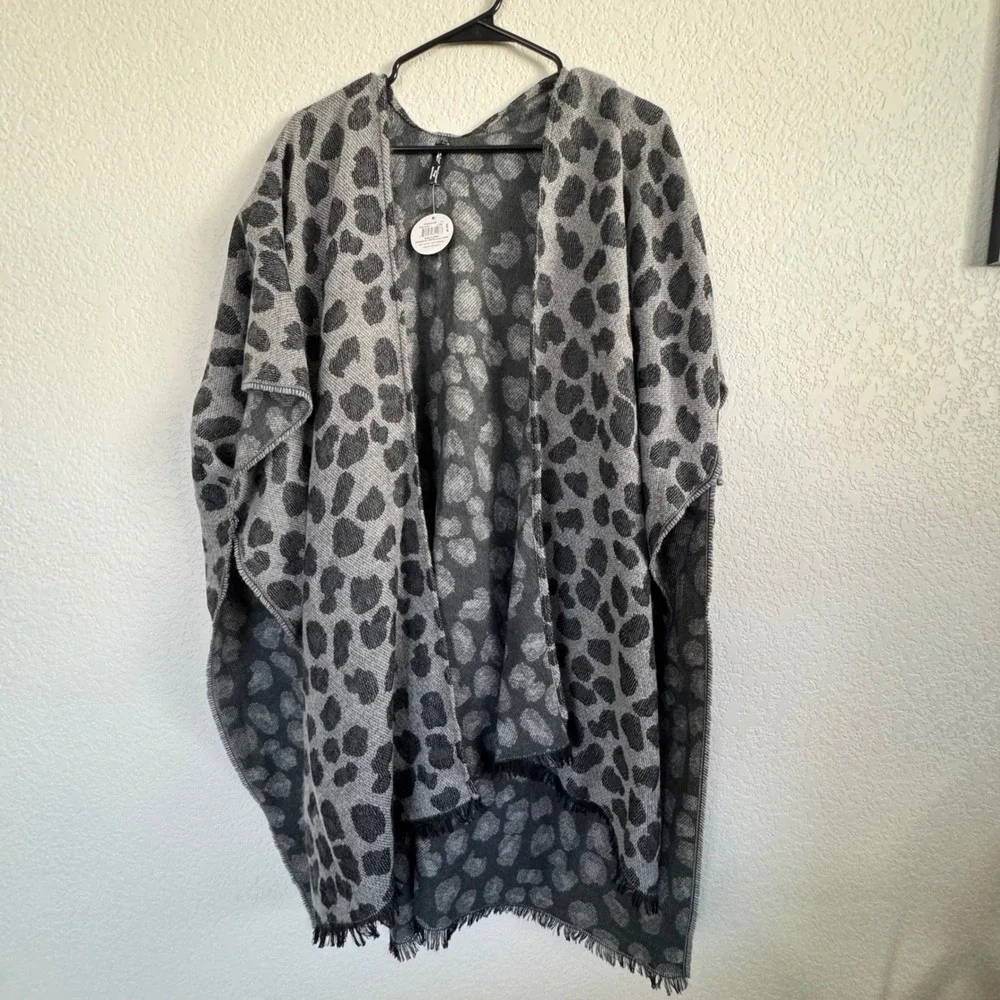 Britt's Knits Wrap Women‎ One Size Gray Snow Leopard Print Fringed Shawl
